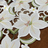 Caminho de Mesa Trilho Bordado Primavera Flores Brancas C/Verde 90cm