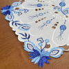 Caminho de Mesa Trilho Bordado Primavera Florzinhas Azuis 90cm