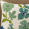 Capa de Almofada Bordada Alto Relevo Flores Tons Azul e Verde
