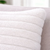 Capa de Almofada Canelada Pelucia Alto Relevo Yuna Branco