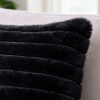 Capa de Almofada Canelada Pelucia Alto Relevo Yuna Preto