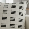 Capa de Almofada em Tear Alto Relevo Cru C/Xadrez e Listra preto e Branco 45x45cm com Zíper Invisível