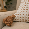 Capa de Almofada em Tear Cru C/Caramelo com Pompom nas Pontas 45x45cm