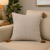 Capa de Almofada em Tear Cru C/Caramelo com Pompom nas Pontas 45x45cm