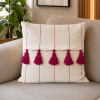Capa de Almofada em Tear Cru C/Pink com Pompom nas Pontas 45x45cm