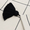Capa de Almofada em Tear Cru C/Preto com Pompom nas Pontas 45x45cm
