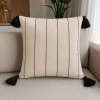 Capa de Almofada em Tear Cru C/Preto com Pompom nas Pontas 45x45cm