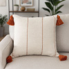 Capa de Almofada em Tear Cru C/Terracota com Pompom nas Pontas 45x45cm