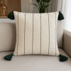 Capa de Almofada em Tear Cru C/Verde Escuro com Pompom nas Pontas 45x45cm
