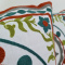 Capa de Almofada Bordada Alto Relevo - Branca C/ Desenho na cor Telha e Verde