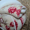 Coberdrom Casal Queen Dupla Face - Soft C/Sherpa Toque Lã de Carneiro  2,40m x 2,20m - Bege C/Rosas Vermelhas