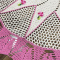 Tapetão de Crochê Redondo Bordado Crú c/Rosa Chiclete Flores Diâmetro 1,60m