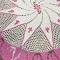 Tapetão de Crochê Redondo Bordado Crú c/Rosa Chiclete Flores Diâmetro 1,60m