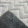 Tapete Atlanta Zig Zag Cinza Claro Alto Relevo 3D Desenho Geométrico com Base Antiderrapante 1,00m x 1,40m