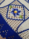 Tapete de Crochê Oval Bordado - Crú c/Azul - 1,25m x 85cm -  Produto Feito à Mão