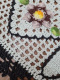 Tapete de Crochê Oval Bordado - Crú c/Marrom - 1,25m x 85cm -  Produto Feito à Mão