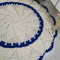 Tapete de Crochê Redondo Rendado - Crú C/ Azul - 95cm Diametro - Produto Feito a Mão
