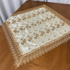 Toalha Centro de Mesa Voal Bordado Realeza Ouro Velho C/ Folhas Verde 85x85cm