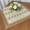 Toalha Centro de Mesa Voal Bordado Realeza Ouro Velho C/ Folhas Verde 85x85cm