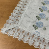 Toalha Centro de Mesa Voal Bordado Realeza Prata C/Azul 85x85cm