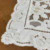 Toalha de Chá Crivo Floral Bordado 85x85cm Branco C/Nude