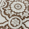 Toalha de Chá Crivo Floral Bordado 85x85cm Flor Bege