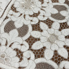 Toalha de Chá Crivo Floral Bordado 85x85cm Flor Bege II