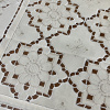 Toalha de Chá Crivo Floral Perola Bordado Bege 85x85cm