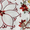 Toalha de Chá Natalina Bordada com Barrado em Guippir Branca Floral Vermelho 85x85cm
