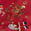 Toalha de Chá Natalina Bordada com Barrado em Guippir Vermelho Papai Noel II 85x85cm