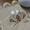 Toalhinha Bordada Romance - C/Guippir Romance Bege Floral