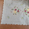 Toalhinha de Mesa Bordada Organza Ponto Cheio Branco C/ Flores Amarela e Marsala