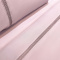 Kit Cobre Leito + Jogo Cama Percal 300 Fios C/ Guipir França Queen 07 Peças - Branco e Malva