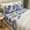 Kit Cobre Leito + Jogo Cama Percal 300 Fios Primavera Queen 07 Peças - Branco C/ Flores Azuis