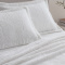 Kit Manta Queen 240 Gramas 2,40m x 2,40m Fleece Alto Relevo Nature 03 Peças - Branco
