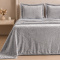Kit Manta Queen 240 Gramas 2,40m x 2,40m Fleece Alto Relevo Nature 03 Peças - Cinza