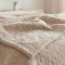 Manta Solteiro 2,20m x 1,60m Plush Texturada em Alto Relevo - Poa Bege