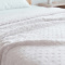 Manta Solteiro 2,20m x 1,60m Plush Texturada em Alto Relevo - Poa Branco