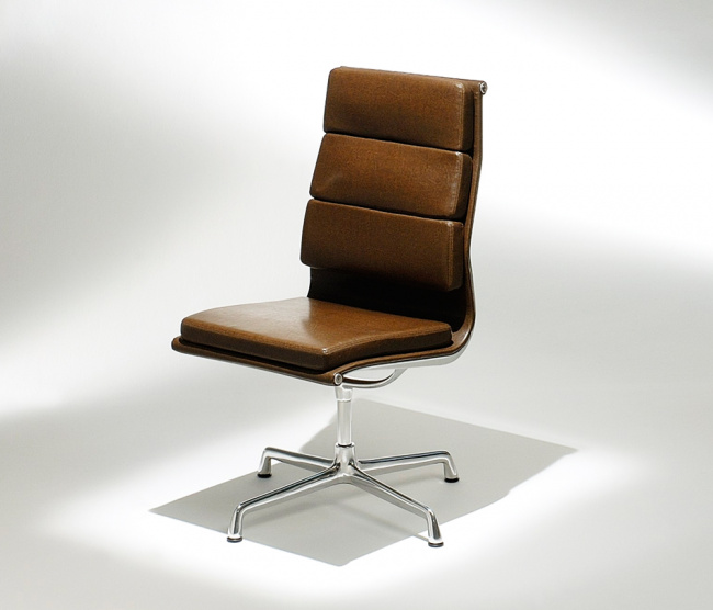 Cadeira Eames Office EA 209