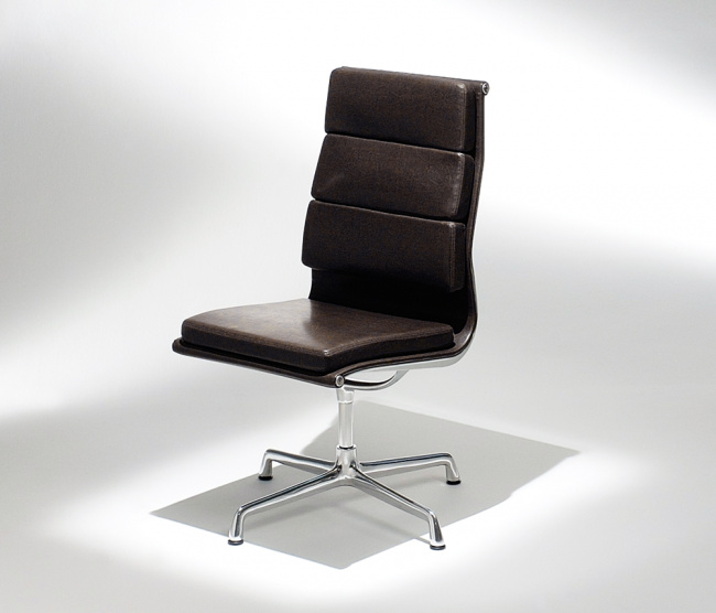 Cadeira Eames Office EA 210