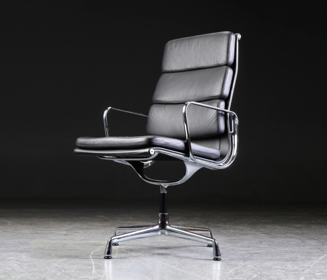 Cadeira Eames Office EA 211