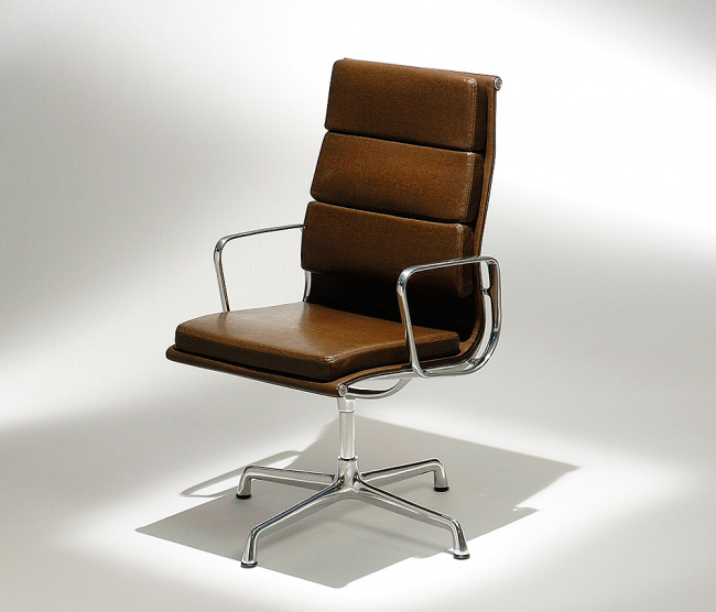 Cadeira Eames Office EA 212