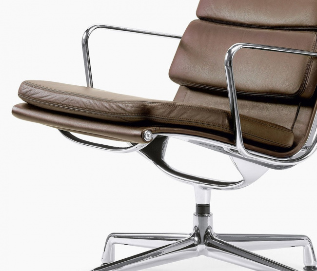 Cadeira Eames Soft EA 215