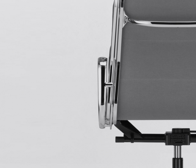 Cadeira Eames Soft EA 215