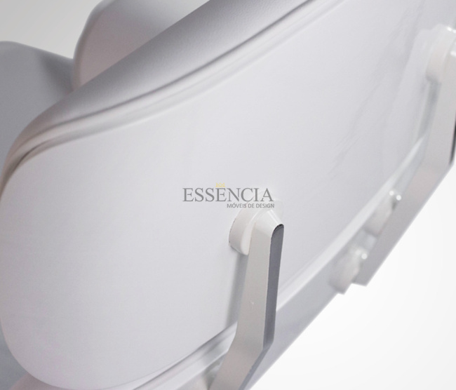 Poltrona e Puff Charles Eames - Madeira Laqueada Branca - Couro Vaqueta (cor a definir)