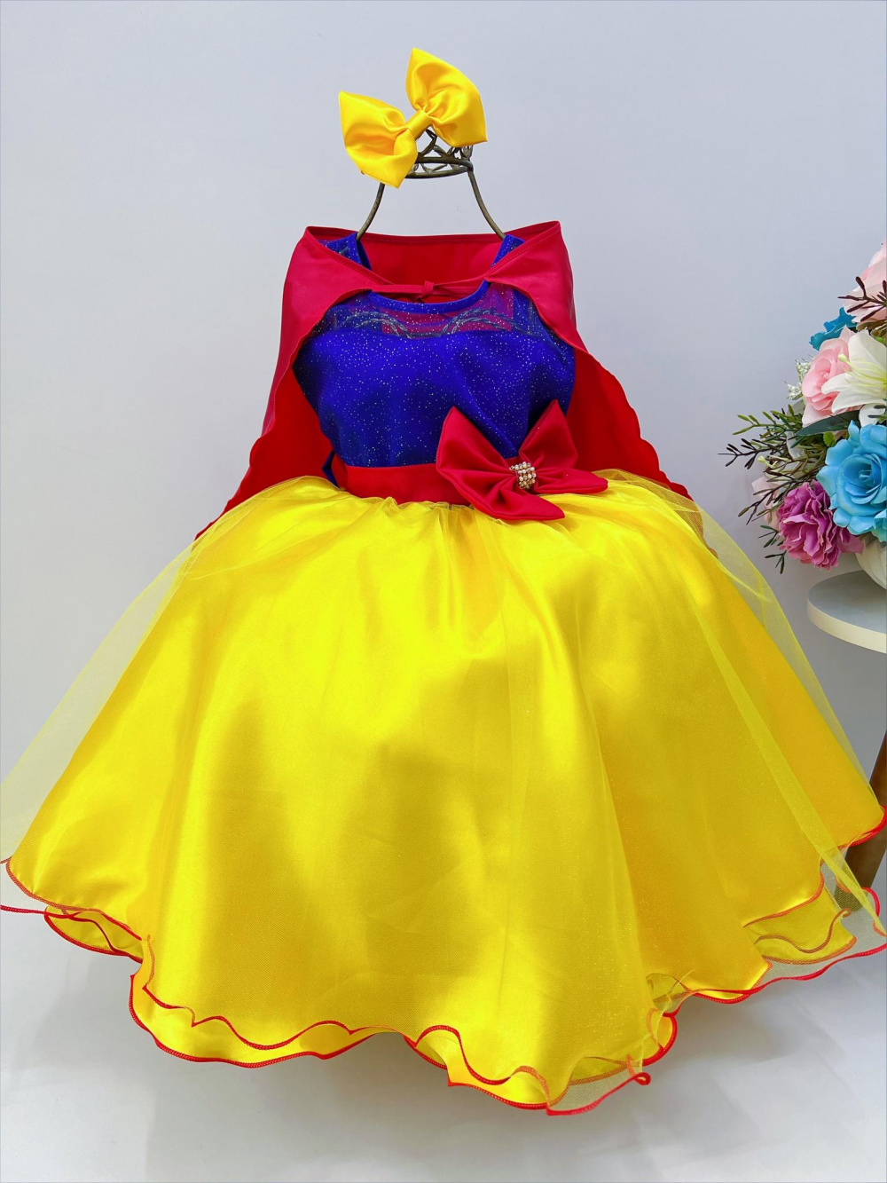 Vestido branca de store neve com capa