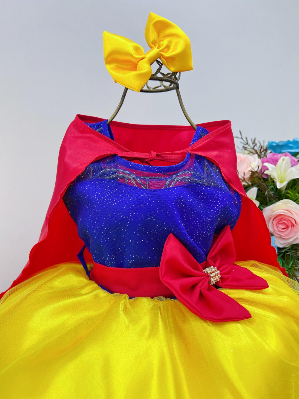 Vestido branca de store neve com capa