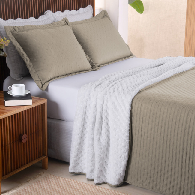 Coberdrom Dots Bege sobre cama