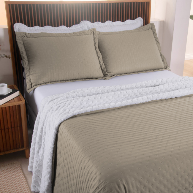 Coberdrom Dots Bege sobre cama