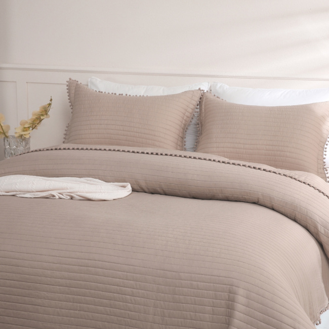 Kit Cobre Leito Colcha Queen 3 Peças Matelado PomPom 300 Fios Cáqui